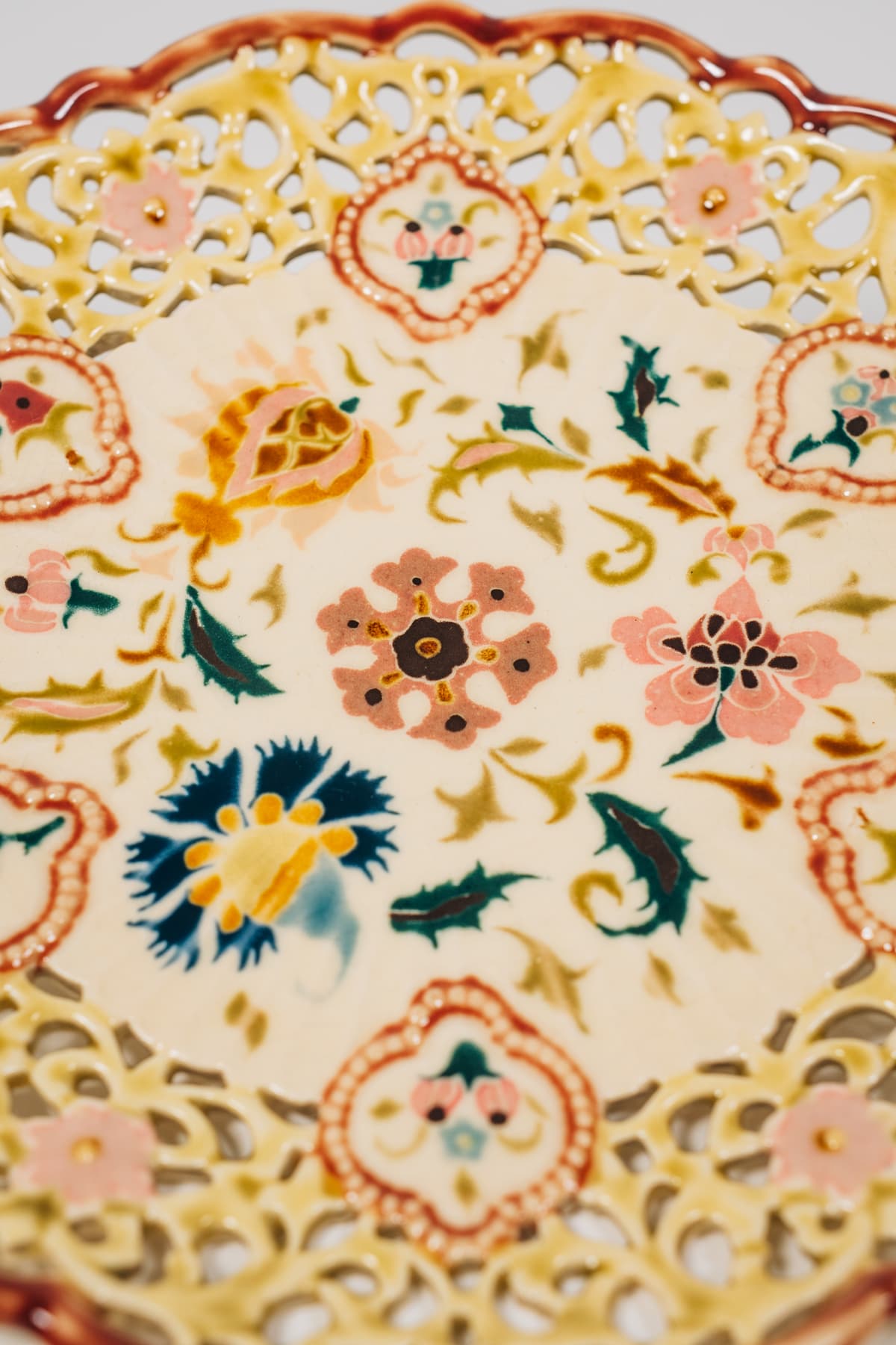 Zsolnay - Áttört peremű arabeszk dísztányér