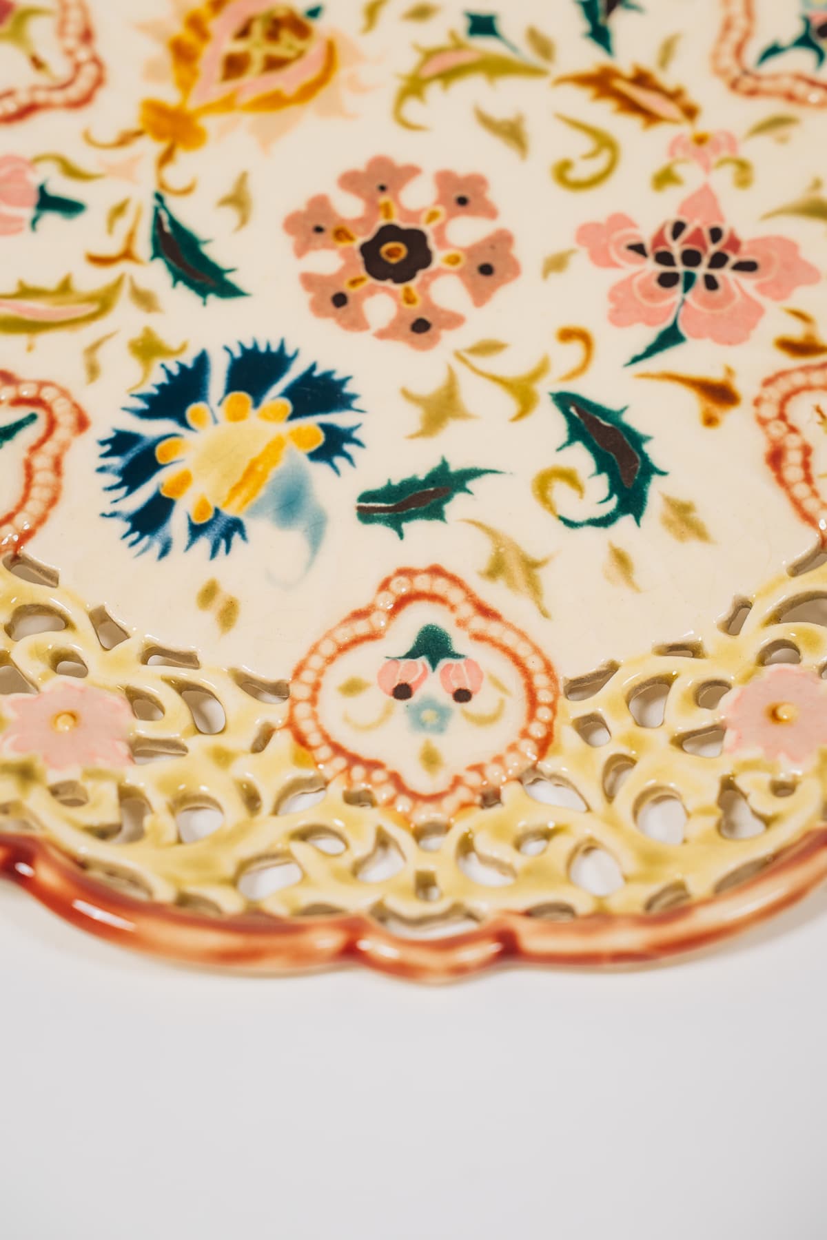 Zsolnay - Áttört peremű arabeszk dísztányér