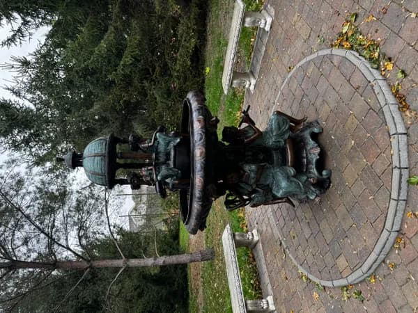 Kerti bronz szökőkút zenélő lányokkal
