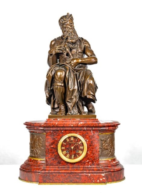 Francia kandalló óra Mózes kőtáblával (Michelangelo) bordó márvány talapzattal