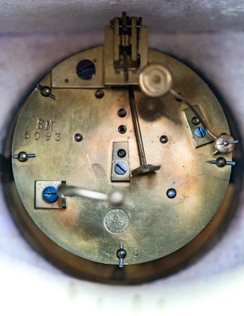 Francia kandalló óra Mózes kőtáblával (Michelangelo) bordó márvány talapzattal