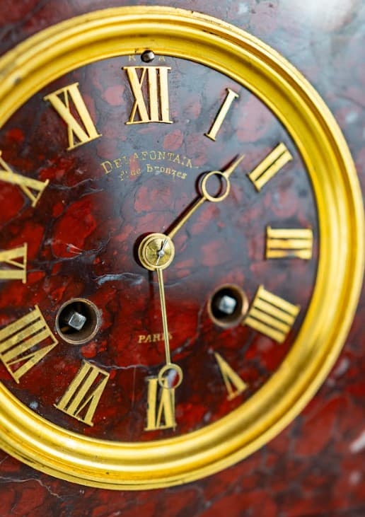 Francia kandalló óra Mózes kőtáblával (Michelangelo) bordó márvány talapzattal