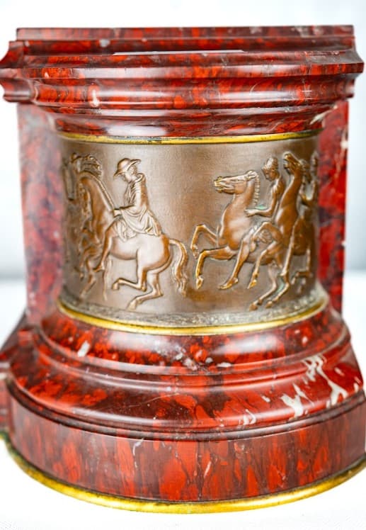 Francia kandalló óra Mózes kőtáblával (Michelangelo) bordó márvány talapzattal