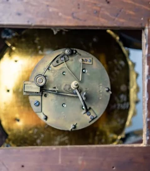 French cartell clock mahagony and gilded bronze 19th century