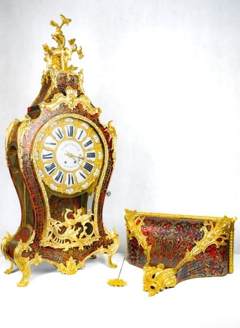 Francia bordó boulle fali óra acchantus díszítési motívummal