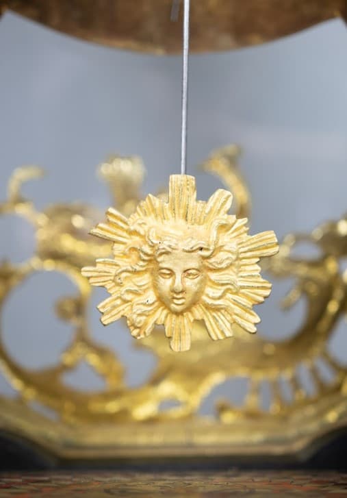 Francia bordó boulle fali óra acchantus díszítési motívummal