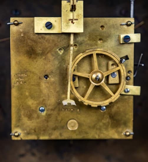 Francia bordó boulle fali kartell óra bronz patinás díszítő veretezéssel 19.század