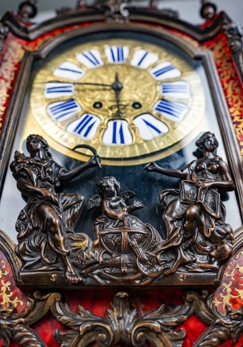 Francia bordó boulle fali kartell óra bronz patinás díszítő veretezéssel 19.század