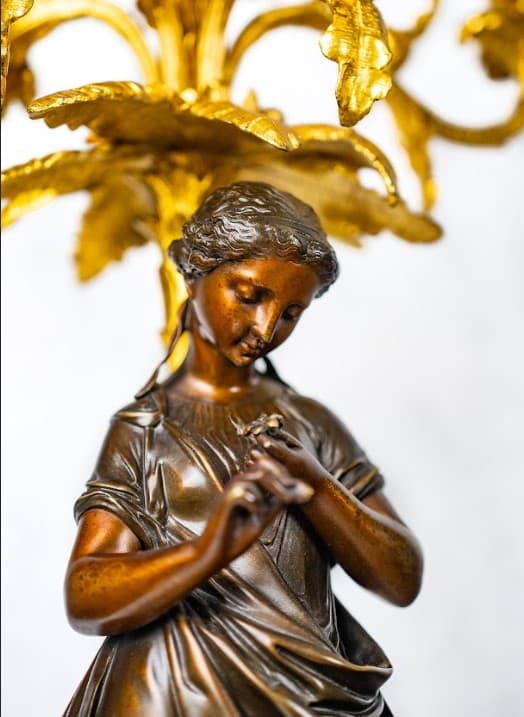 "L'Amour Paternel" három darabos bronz patinás, tűzi aranyozott kandalló óra szett