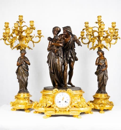 "L'Amour Paternel" három darabos bronz patinás, tűzi aranyozott kandalló óra szett