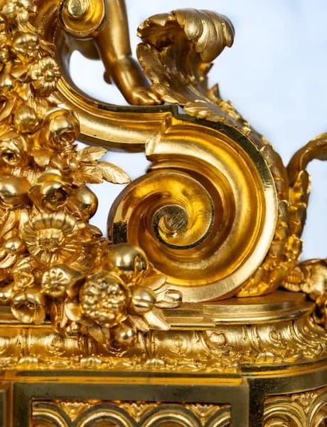 Gilded bronze mantle clock with Putti, 19th century