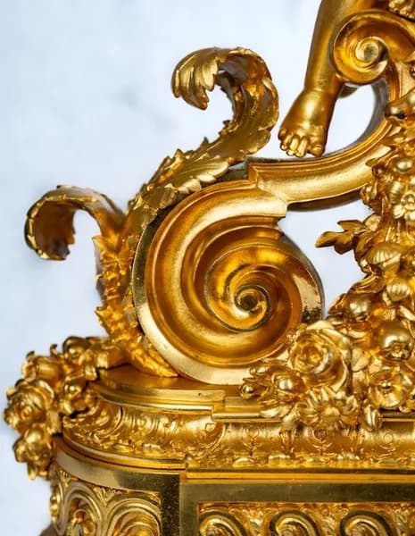 Gilded bronze mantle clock with Putti, 19th century
