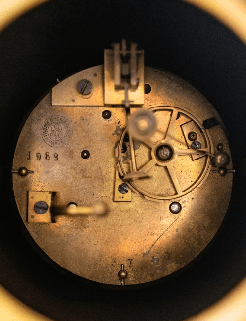 'Cherubs Carrying Time' három darabos óra szett 19.század