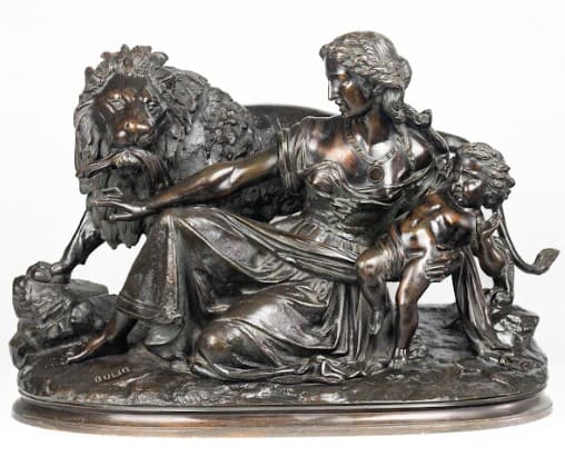 Nő gyerekkel, oroszlánnal - sötétbarna bronz szobor