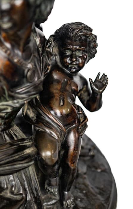 Nő gyerekkel, oroszlánnal - sötétbarna bronz szobor