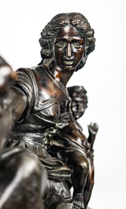 Nő gyerekkel, oroszlánnal - sötétbarna bronz szobor