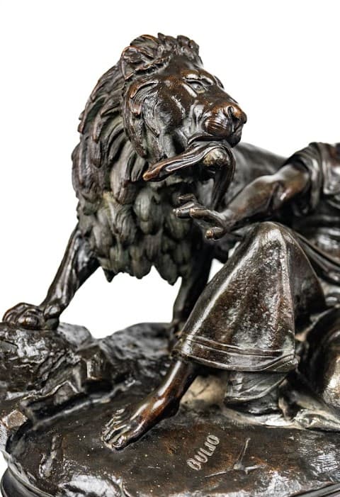 Nő gyerekkel, oroszlánnal - sötétbarna bronz szobor