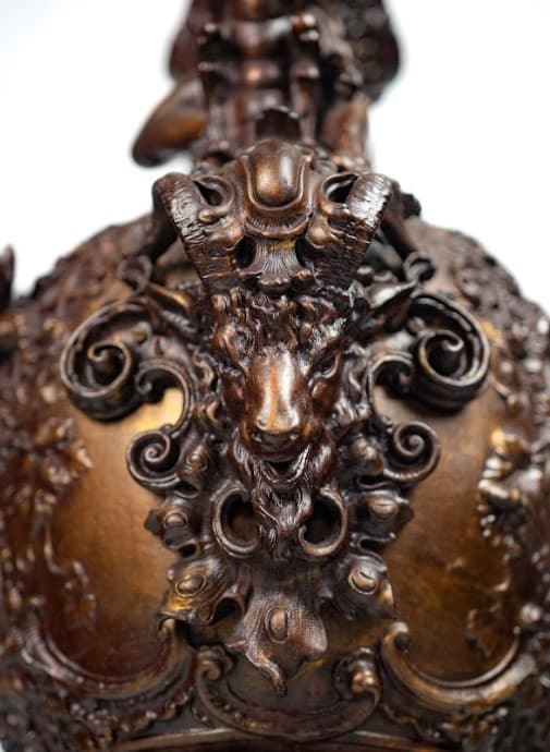 Nagyméretű patinás kancsó dúsan díszített palásttal