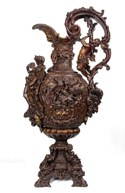 Nagyméretű patinás kancsó dúsan díszített palásttal