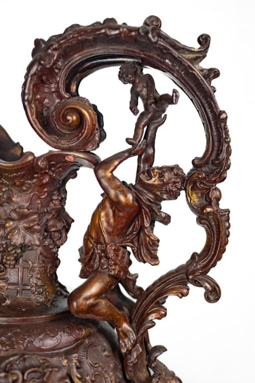 Nagyméretű patinás kancsó dúsan díszített palásttal