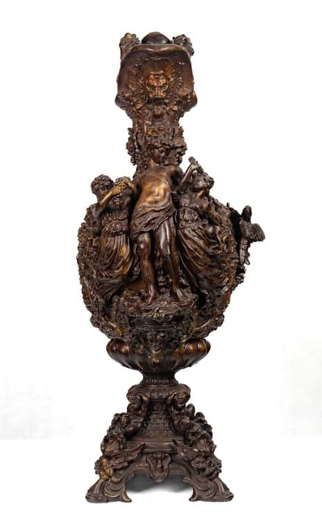 Nagyméretű patinás kancsó dúsan díszített palásttal