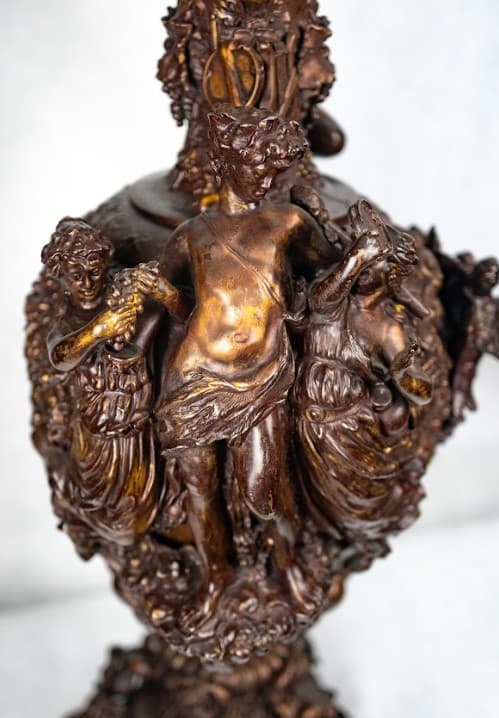 Nagyméretű patinás kancsó dúsan díszített palásttal