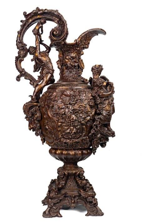 Nagyméretű patinás kancsó dúsan díszített palásttal