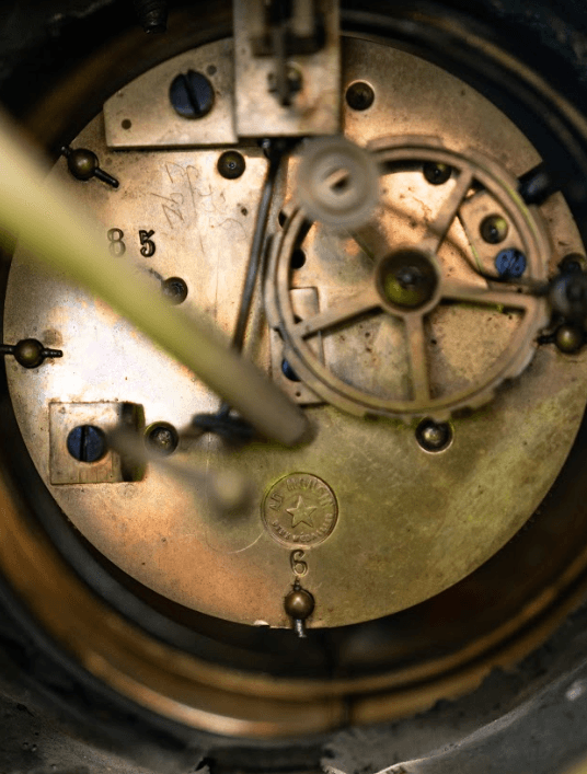 Három részes bronz patinás fém ötvözet kandalló óra szett