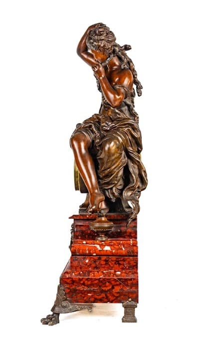 Nő és puttó tükörrel - Bronz patinás fém ötvözet kandalló óra, bordó márvány talapzattal