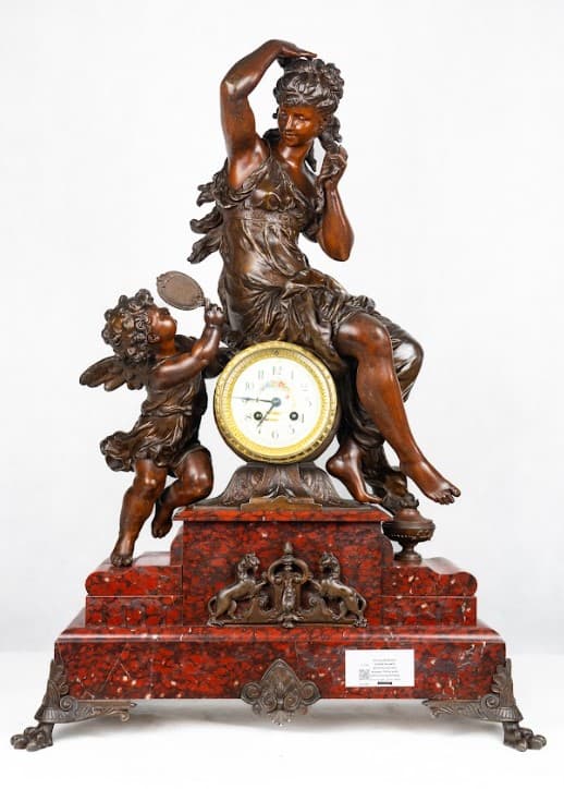 Nő és puttó tükörrel - Bronz patinás fém ötvözet kandalló óra, bordó márvány talapzattal