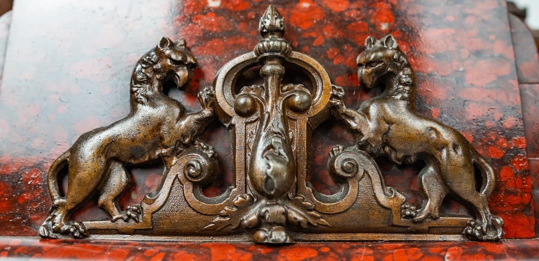 Nő és puttó tükörrel - Bronz patinás fém ötvözet kandalló óra, bordó márvány talapzattal