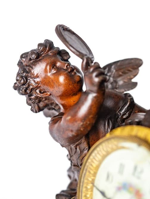 Nő és puttó tükörrel - Bronz patinás fém ötvözet kandalló óra, bordó márvány talapzattal