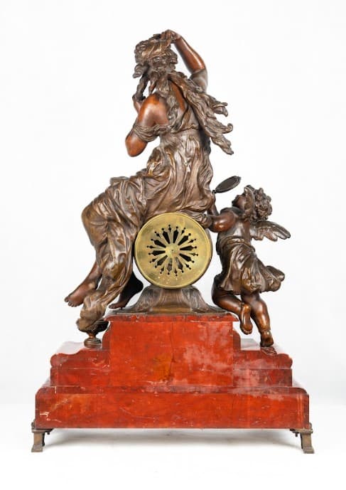 Nő és puttó tükörrel - Bronz patinás fém ötvözet kandalló óra, bordó márvány talapzattal