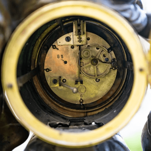 Nő és puttó tükörrel - Bronz patinás fém ötvözet kandalló óra, bordó márvány talapzattal