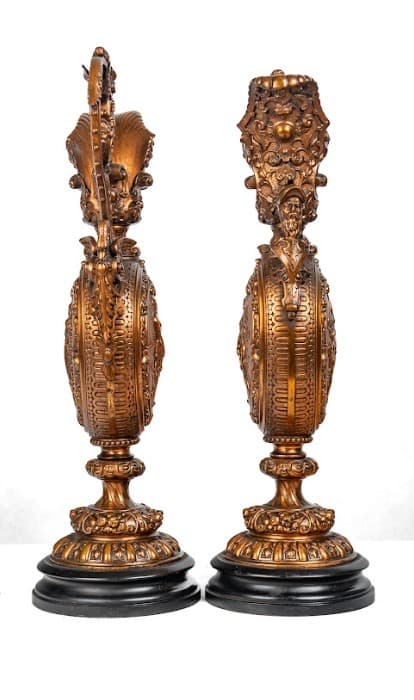 Antik fém ötvözet kancsó pár dúsan díszített palásttal