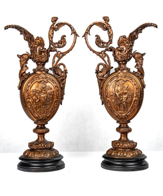 Antik fém ötvözet kancsó pár dúsan díszített palásttal