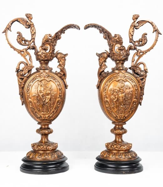 Antik fém ötvözet kancsó pár dúsan díszített palásttal