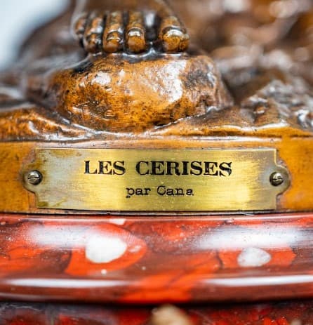 Francia bronz patinás fém óra márvány talapzaton 'Les Cérises'