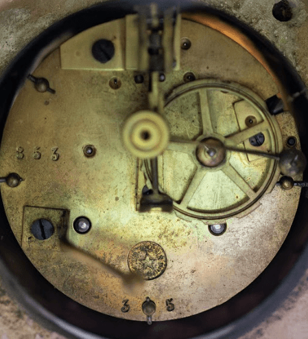 'Le Printemps de la Vie' bronz patinás fém óra márvány talapzattal