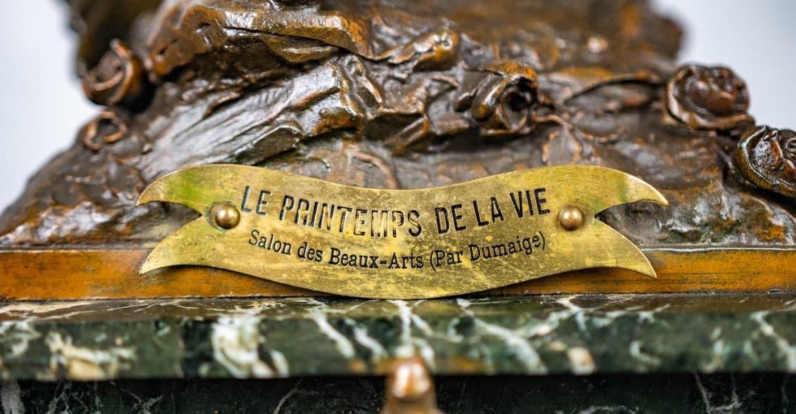 'Le Printemps de la Vie' bronz patinás fém óra márvány talapzattal