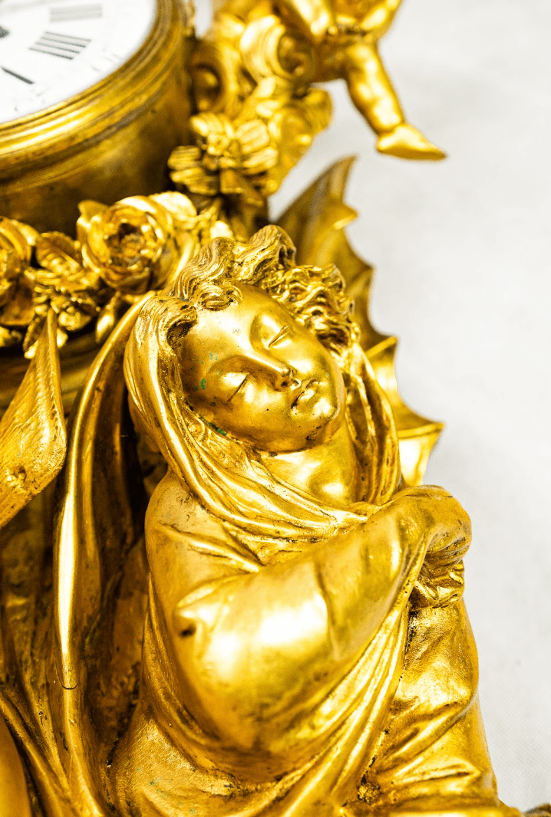 Cartel wall clock with fire-gilded 'Day and Night' puttos, very rare piece