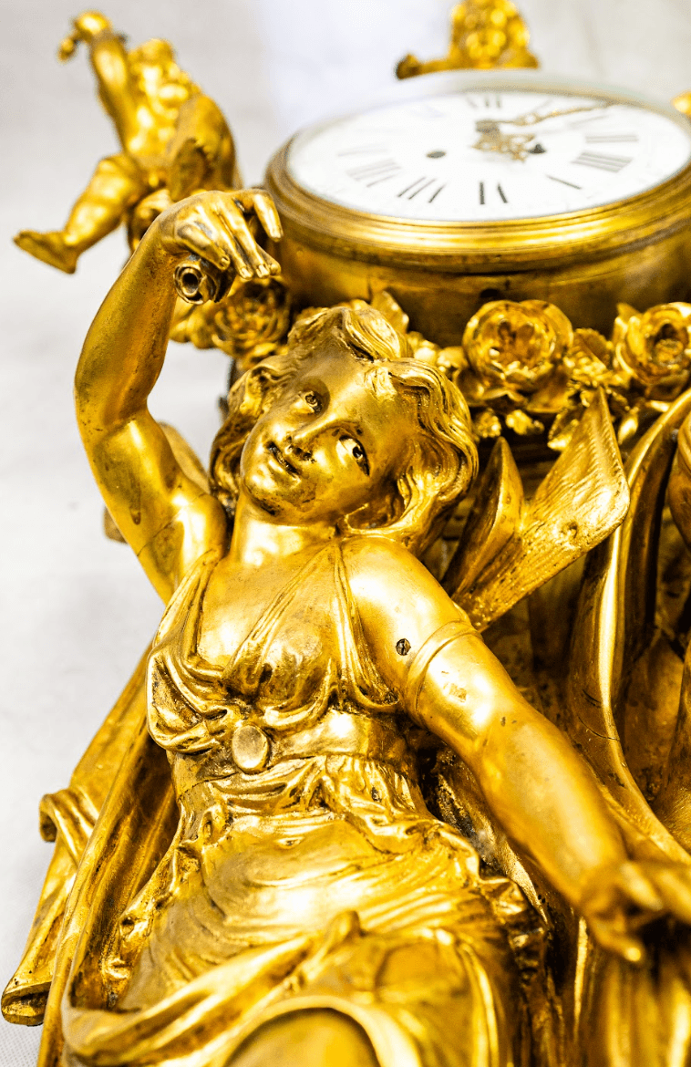 Cartel wall clock with fire-gilded 'Day and Night' puttos, very rare piece