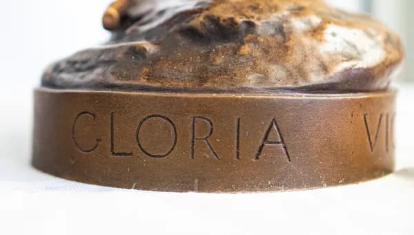 Gloria Victis bronze statue