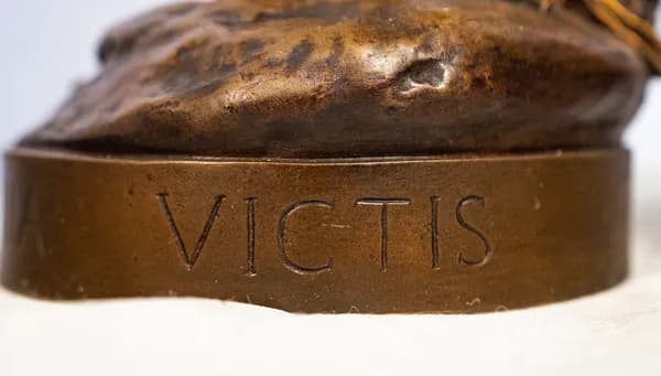 Gloria Victis bronze statue
