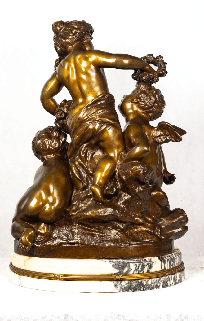 "Tre putti" bronz szobor fehér márvány talpazat