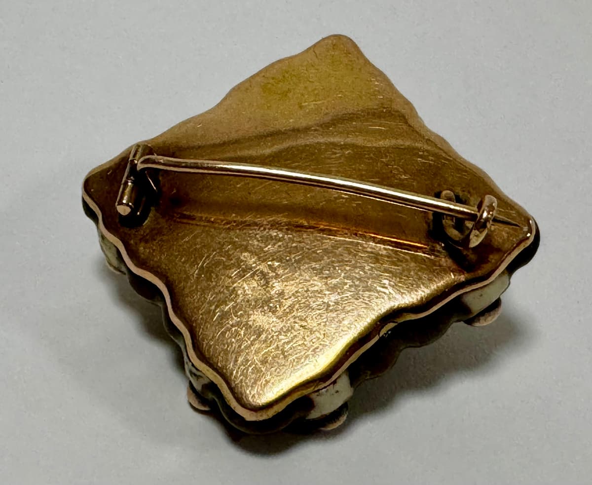 Zsolnay brooch in gold setting with diamonds