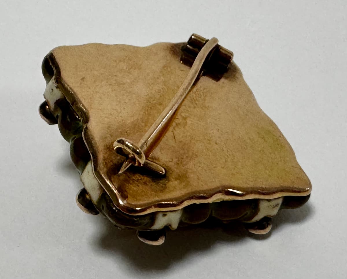 Zsolnay brooch in gold setting with diamonds