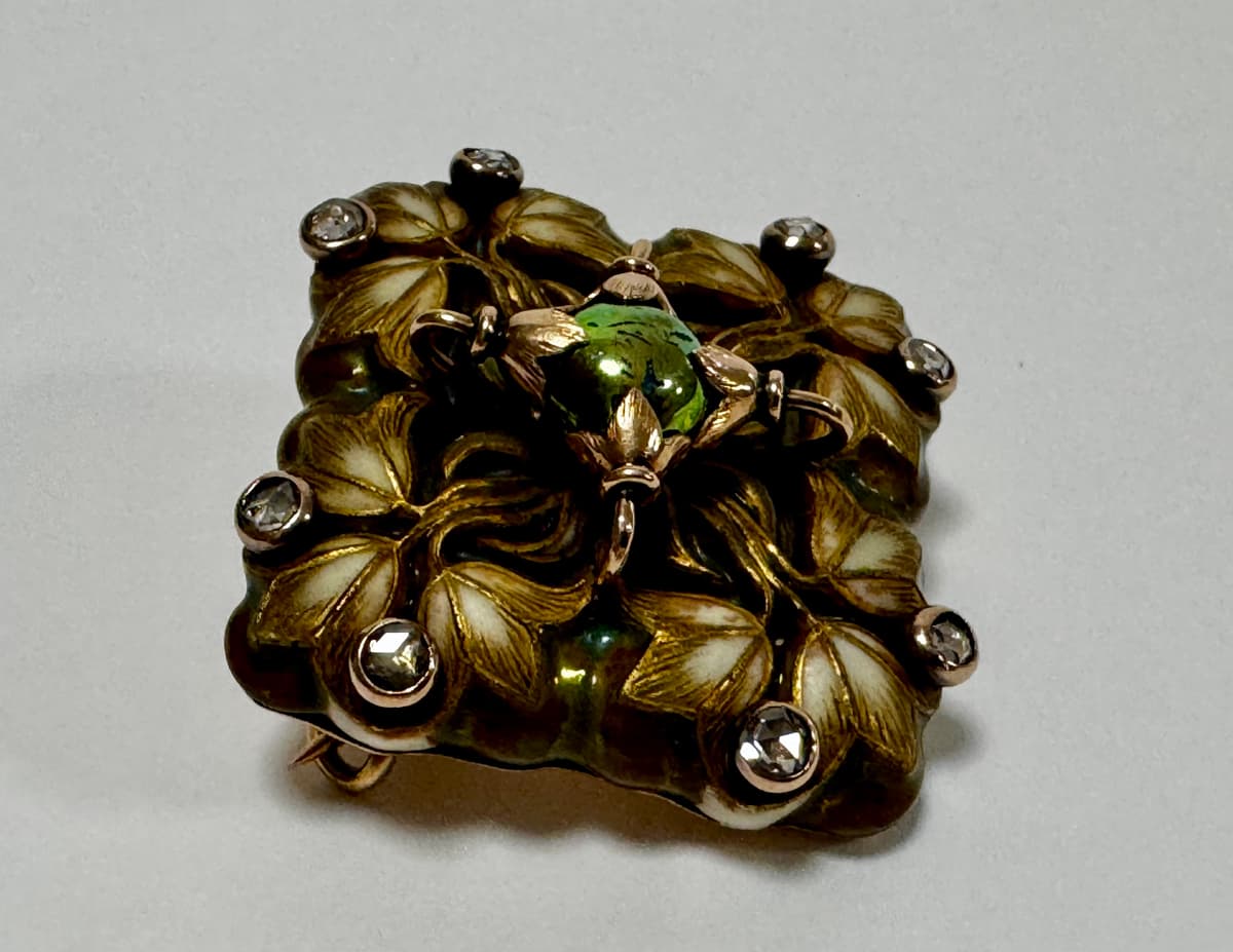 Zsolnay brooch in gold setting with diamonds