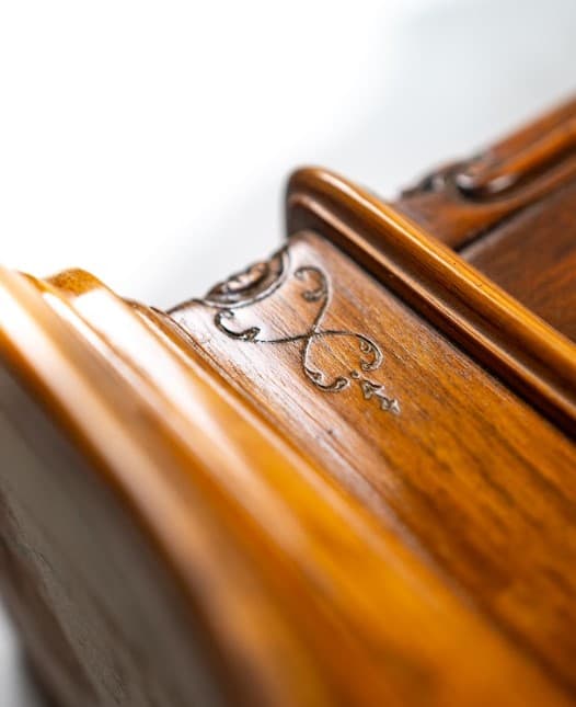 Lechner József negyedütős rézveretes faragott falióra, 3 súlyos