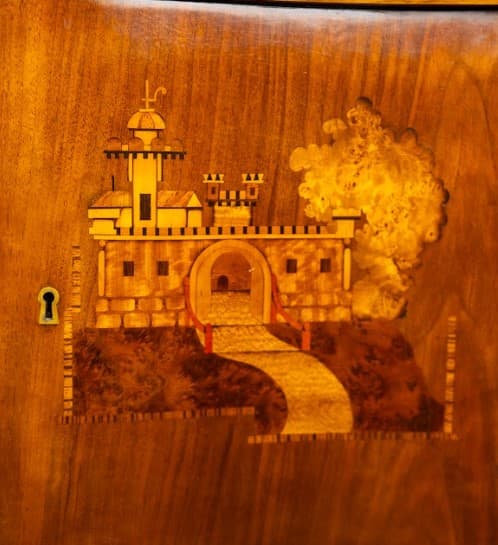 Intarziás szekrény